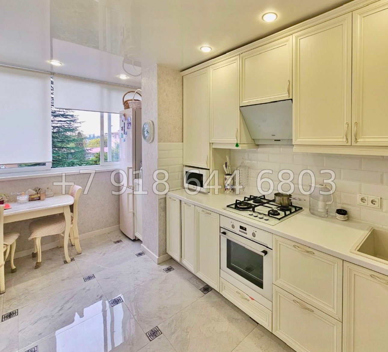 № 388 р. Трёхкомнатная квартира в городе Сочи  - миниатюра 1